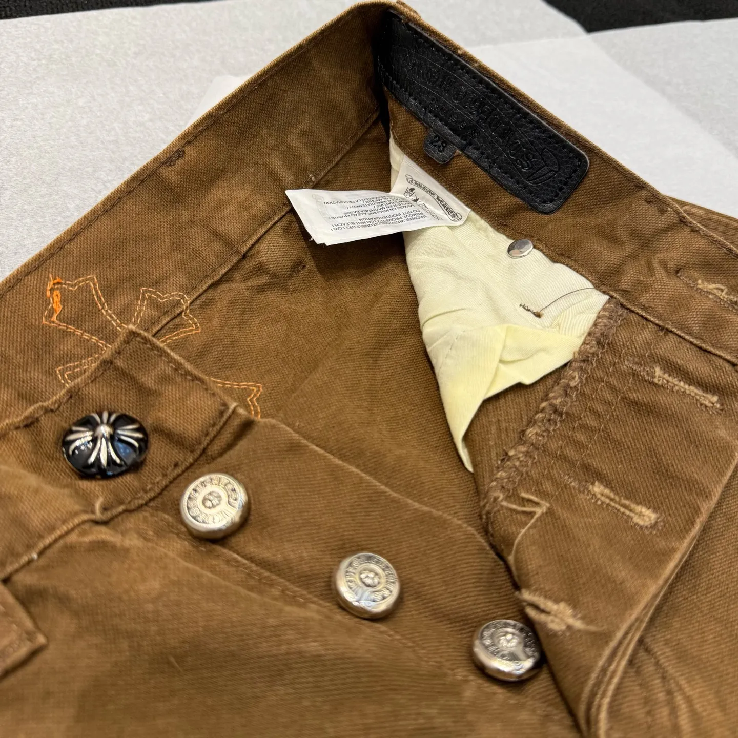 P310 Style number: D374 Chrome Hearts Chrome Hearts brown logging purple leather overalls. Heavy canvas material, double-layer fabric on the knees, multi-pocket design. Color #logging brown purple leather. Size #28-36 (s m l Waist 85 Hips 110 Length 106 Opening 21.5